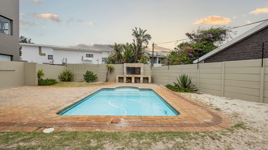 1 Bedroom Property for Sale in Table View Western Cape